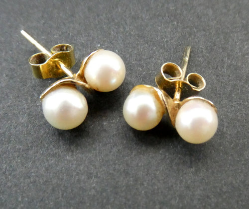 9ct Gold Stud Earrings with Twin Pearl Inclusions. Stamped 375