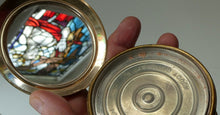 Load image into Gallery viewer, Vintage 1950s British POWDER COMPACT with Floral Design. Probably by MELISSA
