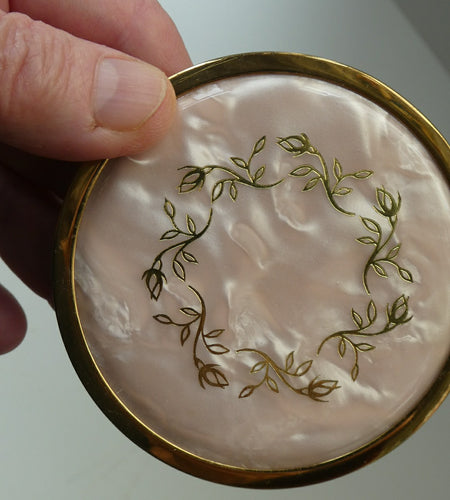 MASCOT Brand. Vintage 1950s POWDER COMPACT with Marblised Lucite Lid with Golden Leaves Garland