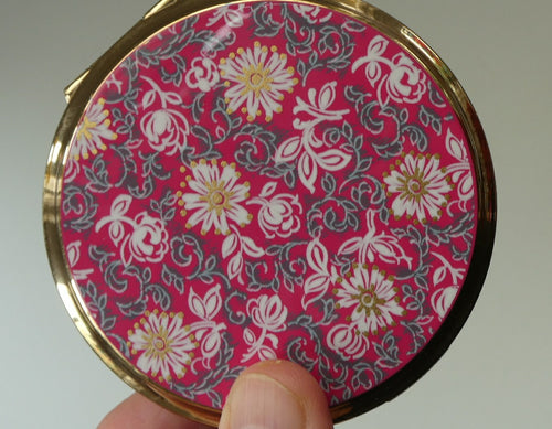 Vintage 1960s Stratton POWDER COMPACT with a Carpet of Flowers and Cerise Pink Background