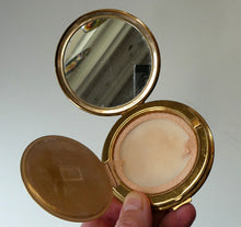 Load image into Gallery viewer, MASCOT Brand. Vintage 1950s POWDER COMPACT with Lucite Plastic Lid and Two Pink Roses
