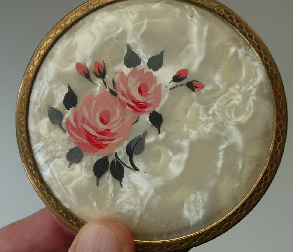 MASCOT Brand. Vintage 1950s POWDER COMPACT with Lucite Plastic Lid and Two Pink Roses