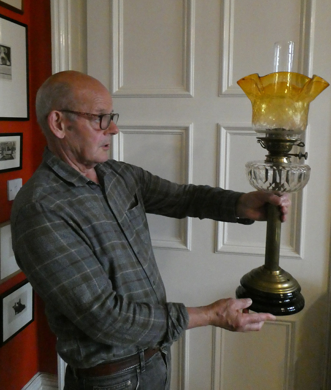 Large Antique VICTORIAN Paraffin or Oil Lamp with Brass Pillar. COMPLETE