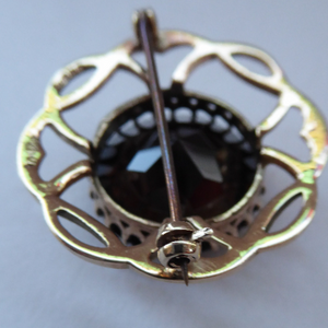 Vintage 9ct Gold Brooch. Beautifully Made Solid Gold Brooch Set with Large Faceted Quartz Stone