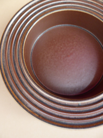 ARABIA POTTERY, Finland. 1960s Rustic RUSKA Fruit Bowl. Designed by Ulla Procope. Larger Size. Diameter 10 1/4 inches